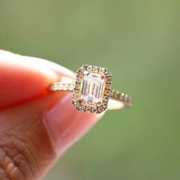 Our Rachel ring set with a central 6x4mm rectangular diamond, approx. 0.60 carat! 💎

What do you think? 😍

#baguefemme #diamant #diamantdelaboratoire #joaillerieéthique #orreyclé #ateliersparisiens