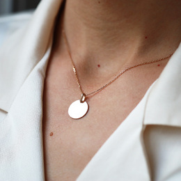 Looking for a gift that's both discreet and meaningful? 

Our Mina necklace is the ideal gift You can engrave it with a little word, initials or a symbolic date that is sure to please its recipient! 🎁

#mumday #fêtesdesmères #collier #pendentif #médaillon #gravure #personnalible #surmesure #idée cadeau #joaillerie #bijou #artisanat