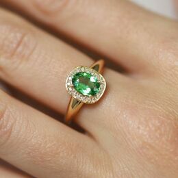 Magnificent bespoke creation in 750 thousandths yellow gold set with an oval-cut tsavorite garnet! 💚

Do you like its color? ✨

#baguefemme #baguedefiancailles #fiançailles #grenat #tsavorite #joaillerie #ateliersparisiens #madeinfrance