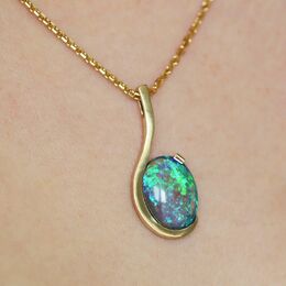 A bespoke necklace in 750 thousandths yellow gold revealing a magnificent opal with shimmering reflections! ✨

Do you like it? 💙

#opale #collier #surmesure #personnalisation #or #or750 #joaillerie #ateliersparisiens #madeinfrance