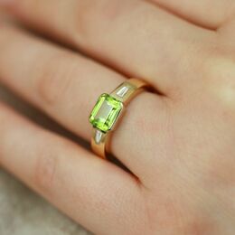 Here's a bespoke ring in 750‰ yellow gold, set with a 7x5mm rectangular cut-side peridot and two tapered diamonds.

Do you love this stone? 💚

#peridot #gemmeverte #bague #bagueépaulée #baguefemme #rpc #joaillerie #surmesure #création